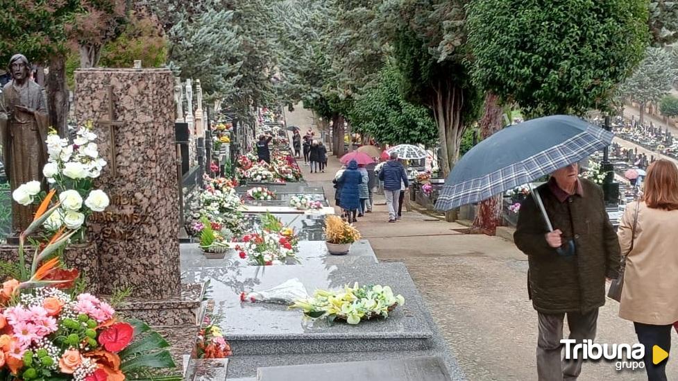 Día lluvioso en el cementerio de Soria con aviso naranja por viento