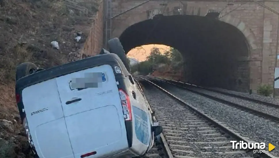 Herido tras precipitarse su furgoneta sobre las vías del tren en Arcos de Jalón